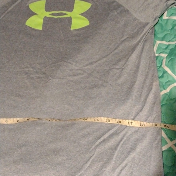 Youth XL Grey Under Armour tee shirt with yellow graphic logo - Picture 3 of 4